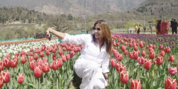 کشمیر میں سیاحوں کے سیلاب نے پچھلے تمام ریکارڈ توڑ ڈالے