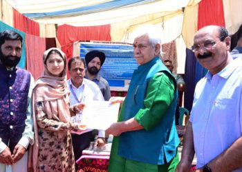 دھان کی کاشت جموں و کشمیر کی معیشت میں ریڑھ کی ہڈی کی حیثیت رکھتی ہے۔ لیفٹیننٹ گورنر