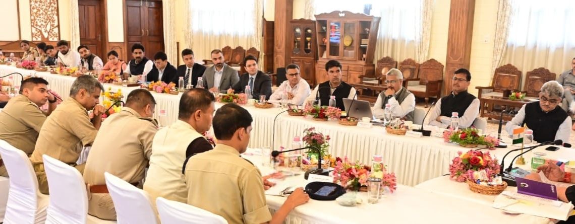 لفٹینٹ گورنر نے کشمیر ڈویژن کے ڈی سیز ، ایس ایس پیز کے ساتھ سیکورٹی صورتحال اور مختلف ترقیاتی منصوبوں کا جائیزہ لیا