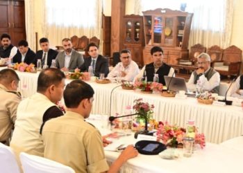 لفٹینٹ گورنر نے کشمیر ڈویژن کے ڈی سیز ، ایس ایس پیز کے ساتھ سیکورٹی صورتحال اور مختلف ترقیاتی منصوبوں کا جائیزہ لیا