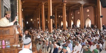 میرواعظ نے جامع مسجد کے منبر سے کشمیری پنڈتوں کو واپس لوٹنے کی اپیل کی
