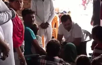 راہل گاندھی بھگدڑ سے متاثرہ خاندانوں سے ملنے علی گڑھ پہنچے