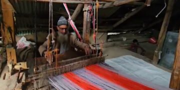 کشمیر کی روایتی دستکاری جدید ٹیکنالوجی سے متاثر، دستکار انتہائی پریشان