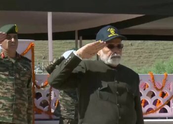 وزیراعظم مودی نے لداخ میں کرگل جنگ کی یادگار پر جنگی ہیروز کو خراج پیش کیا