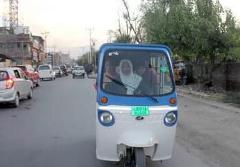 کونسر جان سری نگر کی پہلی خاتون ای رکشہ ڈرائیور بن گئیں