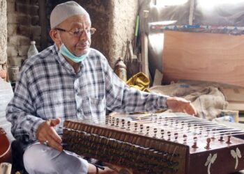 سنتور اور رباب کے درد کے ساتھ زندہ ہیں غلام محمد زاز