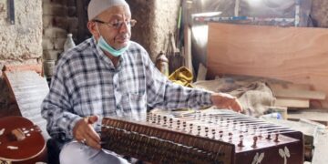 سنتور اور رباب کے درد کے ساتھ زندہ ہیں غلام محمد زاز