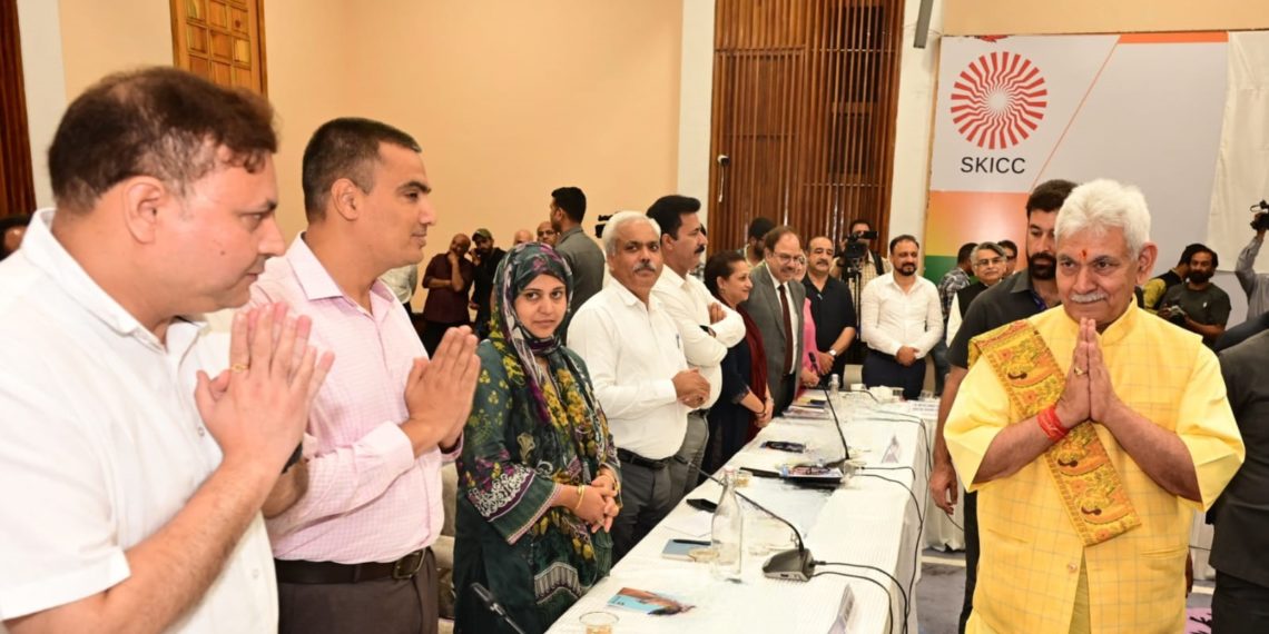 دیہی اور شہری سہولیات میں فرق کو ترجیحی بنیادوں پر ختم کیا جانا چاہئے۔ ایل جی سنہا