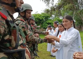 جموں کشمیر میں مقامی لڑکیوں نے سرحد کی حفاظت کرنے والے فوجی جوانوں کو راکھی باندھی