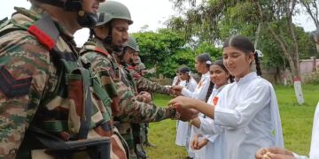 جموں کشمیر میں مقامی لڑکیوں نے سرحد کی حفاظت کرنے والے فوجی جوانوں کو راکھی باندھی