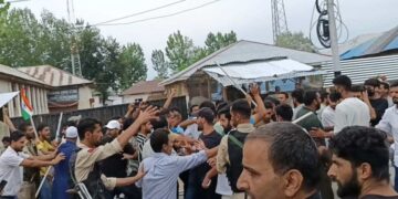پلوامہ: پی ڈی پی اور نیشنل کانفرنس کے کارکنان کے درمیان ہنگامہ آرائی
