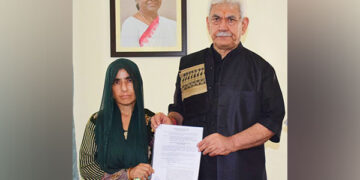 لیفٹیننٹ گورنر منوج سنہا نے ریاسی دہشت گردانہ حملے میں شہید کی اہلیہ کو نوکری کا خط پیش کیا