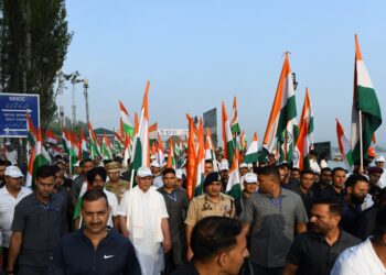 لیفٹیننٹ گورنر نے سری نگر میں ترنگا یاترا کو ہری جھنڈ ی دِکھا کر روانہ کیا