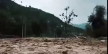 موسلا دھار بارش سے ندی نالوں میں پانی کا بہاؤ تیز، آمدورفت متاثر