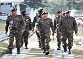 جموں کشمیر میں اسمبلی انتخابات کے مدنظر آرمی چیف جنرل دویدی سیکورٹی کا جائزہ لینے کے لیے سری نگر پہنچے