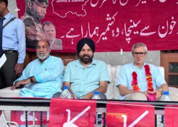 آزاد امیدواروں کوووٹ ڈالنا اور بی جے پی کو ووٹ ڈالنا ایک جیسی بات ہے:عمر عبداللہ