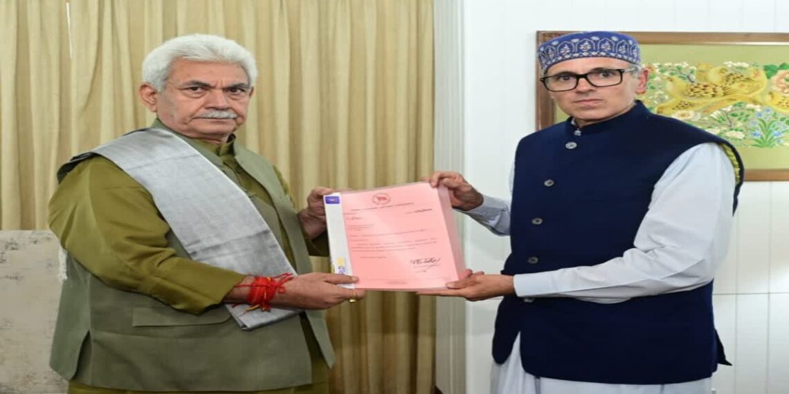 عمر عبداللہ نے ایل جی سے ملاقات کرکے حکومت بنانے کا دعویٰ پیش کیا