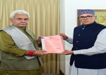 عمر عبداللہ نے ایل جی سے ملاقات کرکے حکومت بنانے کا دعویٰ پیش کیا