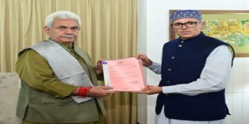 عمر عبداللہ نے ایل جی سے ملاقات کرکے حکومت بنانے کا دعویٰ پیش کیا