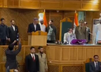 عمر عبداللہ نے کشمیری زبان میں حلف اٹھا کر اسمبلی اراکین کو حیران کر دیا