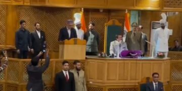 عمر عبداللہ نے کشمیری زبان میں حلف اٹھا کر اسمبلی اراکین کو حیران کر دیا