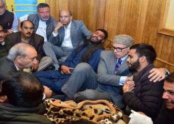 وزیر اعلیٰ عمر عبداللہ کا بڈگام کا دورہ، ڈاکٹر کے اہل خانہ سے اظہار یکجہتی