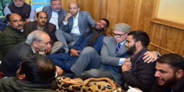 وزیر اعلیٰ عمر عبداللہ کا بڈگام کا دورہ، ڈاکٹر کے اہل خانہ سے اظہار یکجہتی