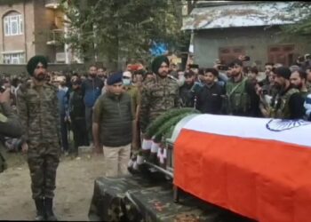 اننت ناگ: عسکریت پسندوں کے حملے میں ہلاک ہونے والے فوجی جوان قیصر شاہ کی آخری رسومات ادا کی گئی