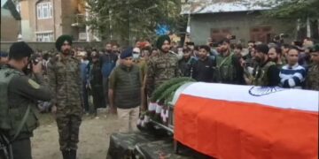 اننت ناگ: عسکریت پسندوں کے حملے میں ہلاک ہونے والے فوجی جوان قیصر شاہ کی آخری رسومات ادا کی گئی