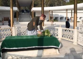 حلف برادری سے قبل عمر عبداللہ نے دادا شیخ محمد عبداللہ کی مزار پر حاضری دی