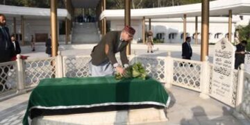 حلف برادری سے قبل عمر عبداللہ نے دادا شیخ محمد عبداللہ کی مزار پر حاضری دی