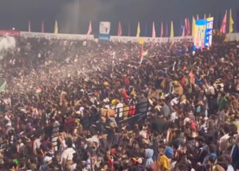 لجنڈ س کرکٹ میچ کے فائنل میں لوگوں کااژدھام، تل دھرنے کی بھی جگہ نہ تھی