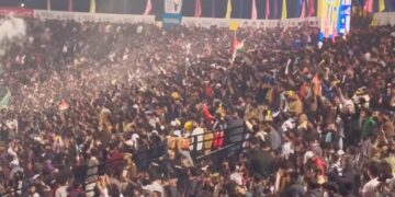 لجنڈ س کرکٹ میچ کے فائنل میں لوگوں کااژدھام، تل دھرنے کی بھی جگہ نہ تھی