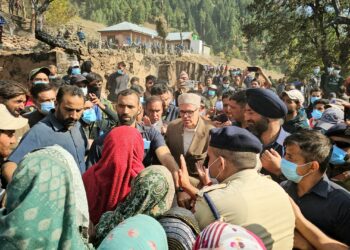 وزیراعلی عمر عبد اللہ کا کشتواڑ دورہ، آگ متاثرین سے ملاقات