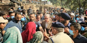 وزیراعلی عمر عبد اللہ کا کشتواڑ دورہ، آگ متاثرین سے ملاقات