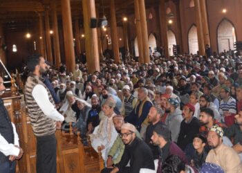 اللہ تعالیٰ پر کامل یقین رکھیں، غیر اسلامی عقائد و نظریات سے دور رہیں: میرواعظ