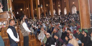 اللہ تعالیٰ پر کامل یقین رکھیں، غیر اسلامی عقائد و نظریات سے دور رہیں: میرواعظ