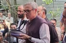 عمر عبداللہ کے نام……… ٹوپی کی جگہ تاج !