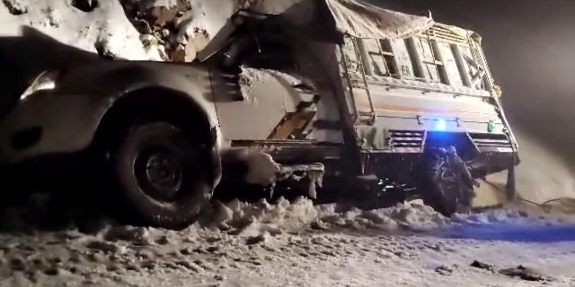برفباری کے سبب درماندہ مسافروں کو بحفاظت نکالا گیا