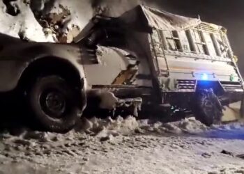 برفباری کے سبب درماندہ مسافروں کو بحفاظت نکالا گیا