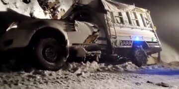 برفباری کے سبب درماندہ مسافروں کو بحفاظت نکالا گیا