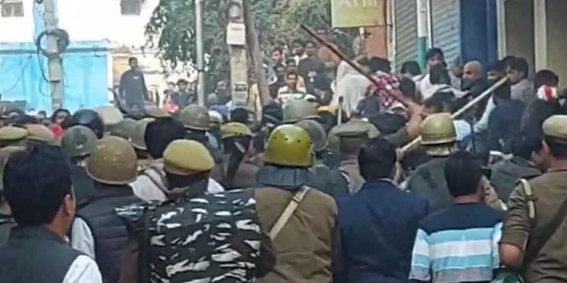 سنبھل میں تشدد: پتھراؤ اور فائرنگ سے 4 نوجوان جاں بحق، انٹرنیٹ سروس 24 گھنٹے کے لئے بند