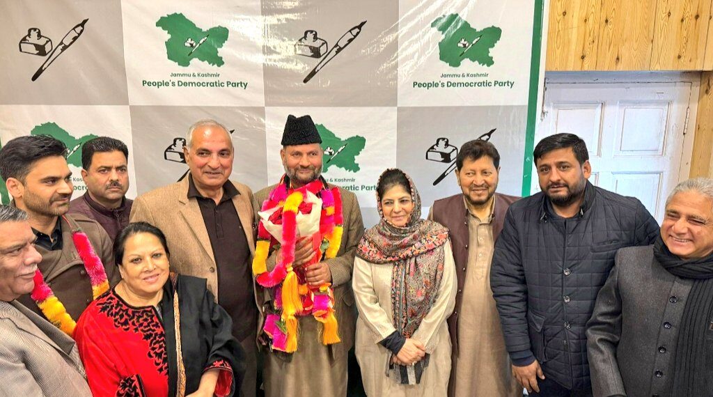 اسمبلی میں خصوصی درجے کا مسئلہ اٹھانے پر محبوبہ مفتی کی پارٹی کے تین ارکان اسمبلی کی سراہنا