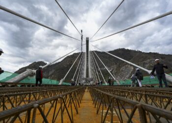 ریلوے نے جموں و کشمیر میں ہندوستان کے پہلے کیبل اسٹیڈ ریل پل پر الیکٹرک انجن کا ٹرائل رن کیا